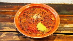 麺屋女王蜂吾輩はスパイスである 石垣牛入りゴリゴリスパイス豚骨味噌女王蜂ラーメン